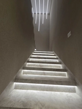 עבודה של נתי טפט — חדרי מדרגות